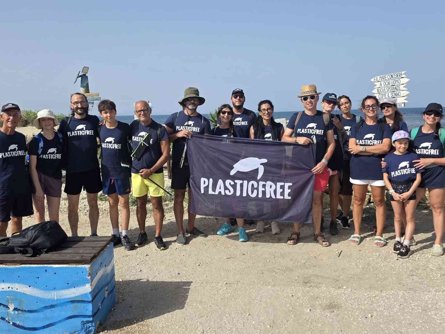 Immagine articolo: Menfi: i volontari di Plastic Free sfidano il caldo per ripulire la costa