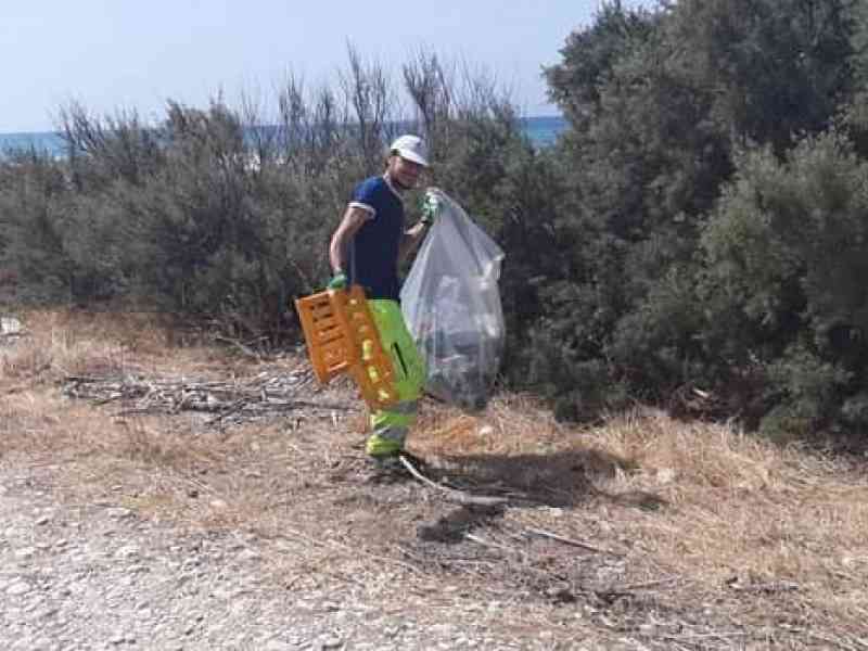 Immagine articolo: Ripulito Bertolino di Mare. Operai del Comune a lavoro